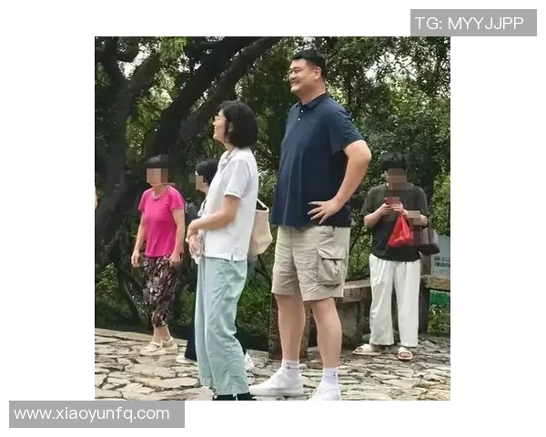 姚明现身街边引发围观粉丝纷纷合影留念展现亲民形象