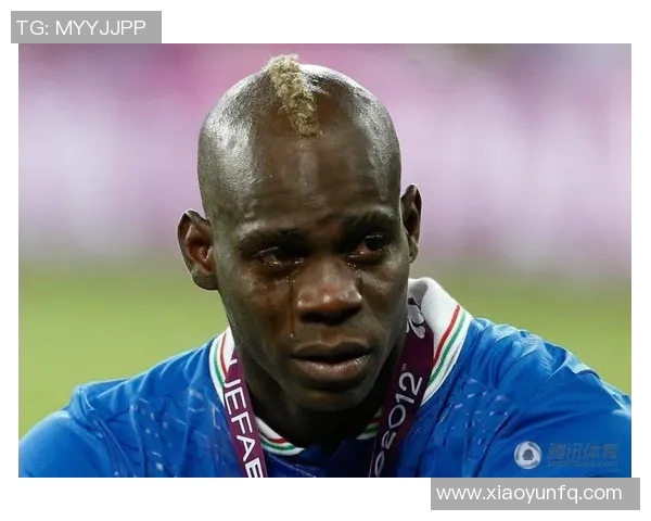 足球明星泪洒赛场瞬间揭示运动员背后的辛酸与压力 足球明星泪洒赛场瞬间揭示运动员背后的辛酸与压力